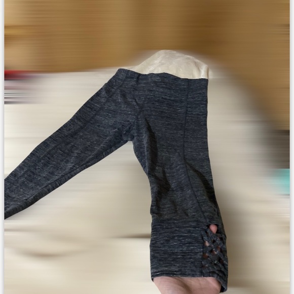 Calvin Klein Capri leggings open crisscross at end - Picture 6 of 6